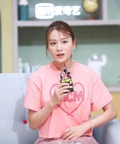 亲爱的爸妈|叶一茜真给田亮长脸！粉色T恤配粉色百褶裙扮嫩成功，少女感满满