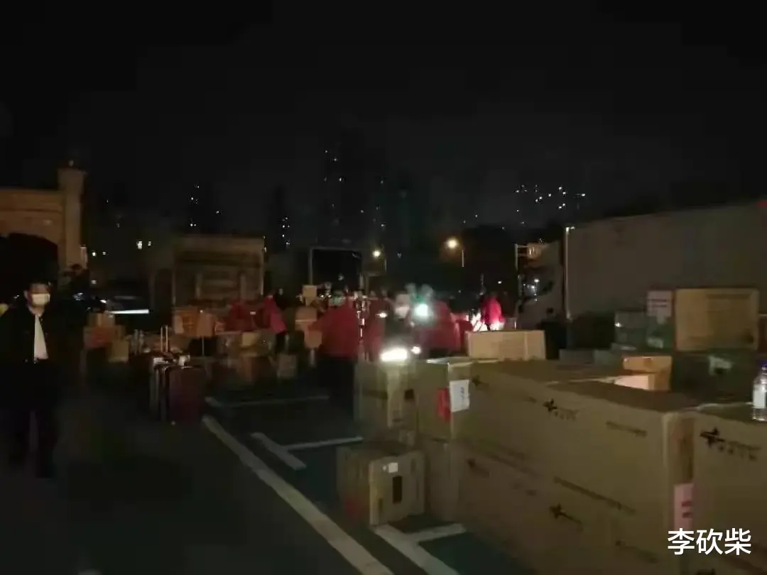 兰州|2021年6月，梁小霞的母亲揭开女儿的雕像，她双手久久不愿放下