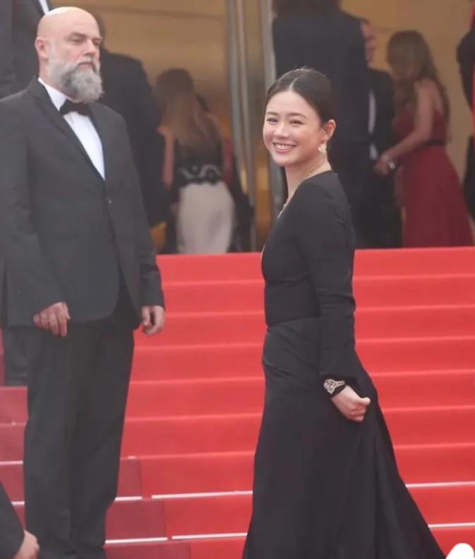 蒋欣|6个被身材拖累的红毯女星：蒋欣骨架大，沈月五五分，马思纯壮实