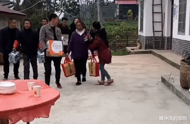 女大不中留!四川男子带家人到女方家商量婚期,女孩蹦蹦跳跳迎接