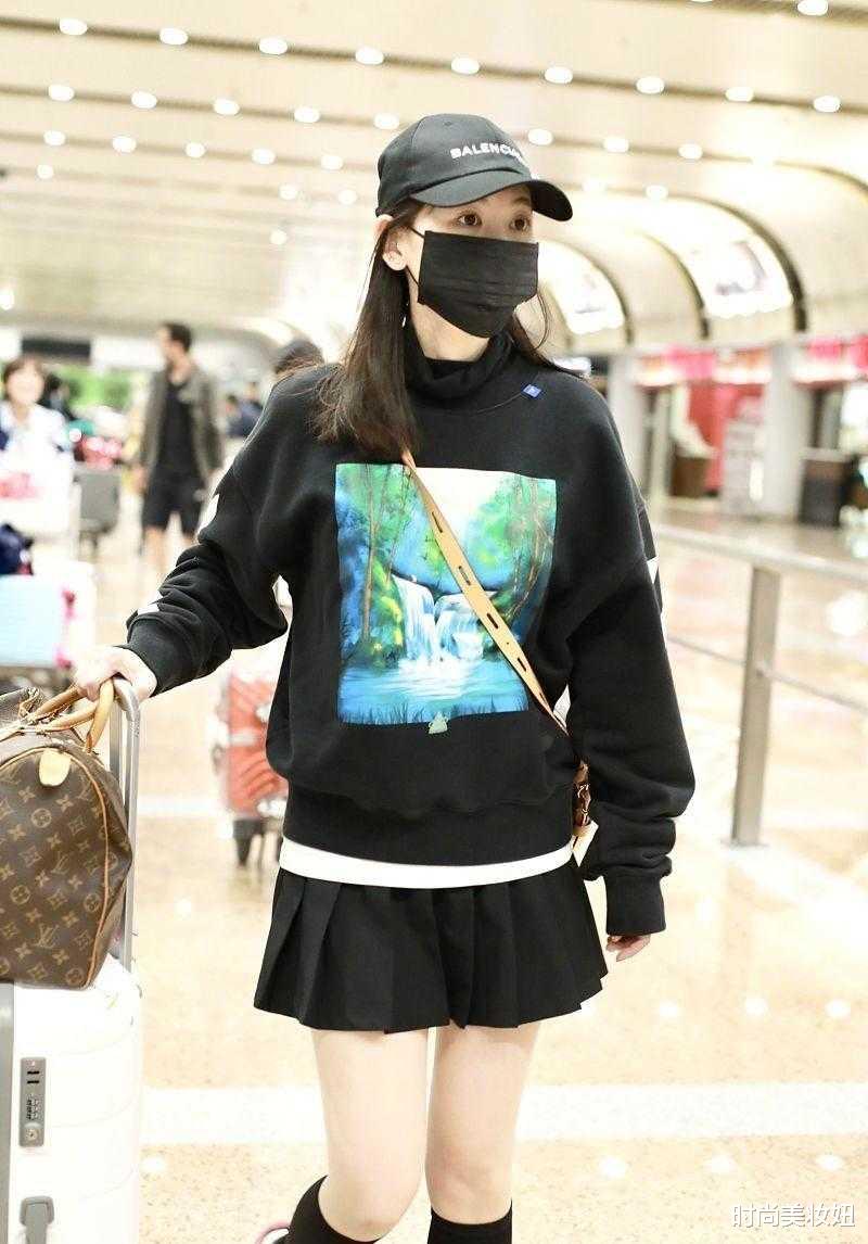 时尚美妆妞|马蓉真的很会“扮嫩”，穿卫衣配学生妹短裙走机场，一点不输00后