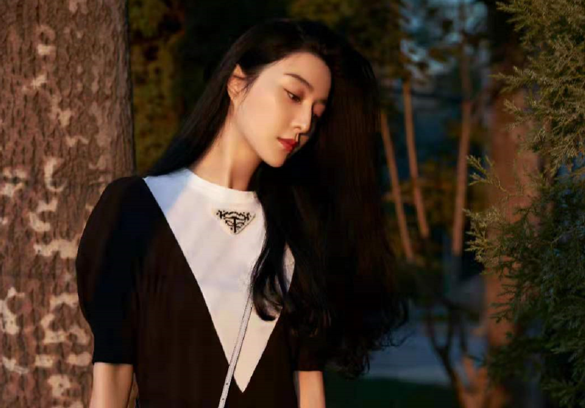 时尚风行派 范冰冰私下高调秀美貌!穿撞色裙背一万七的包拍写真,巨星范十足