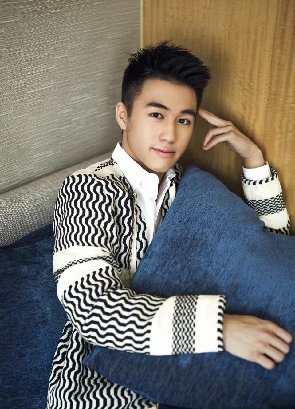 赵露思|赌王小女儿考上清华研究生！校服难掩气质似校花，哥哥何猷君报喜