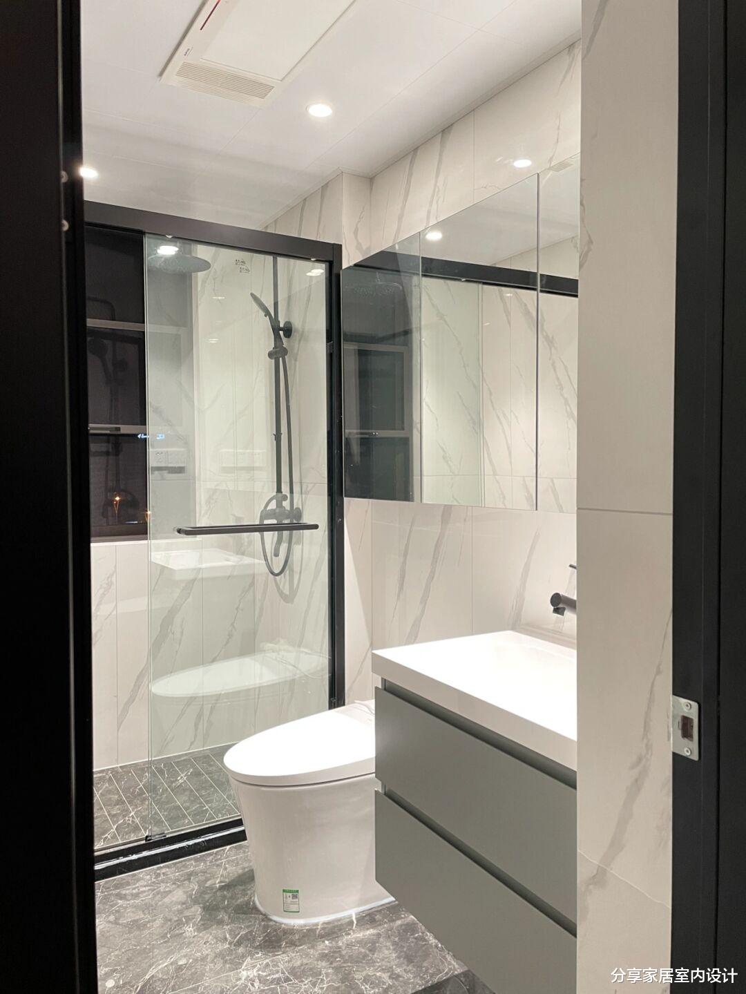 新房装修现代“黑白灰”，协调又好看，悬空电视墙一家人都喜欢！