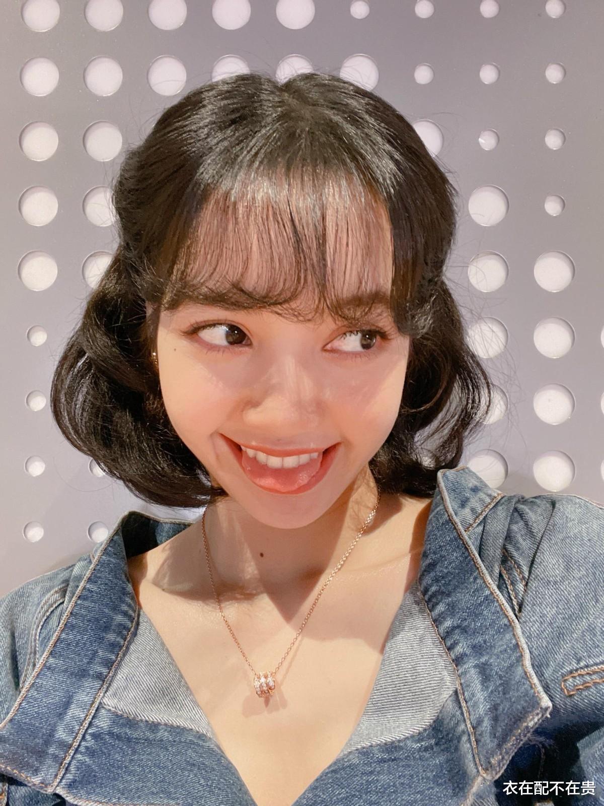 氨基酸|Lisa留白雪公主同款短发，牛仔衫领口开得足够大，露出锁骨很显瘦