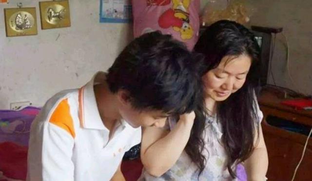 莫芮丽愚 当年他靠拾荒为生照顾瘫痪母亲，以774分考上清华，如今怎样