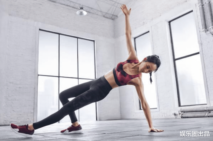 张钧甯|张钧甯健身果真没白费，穿低领装凹造型，侧身摆拍曲线傲人