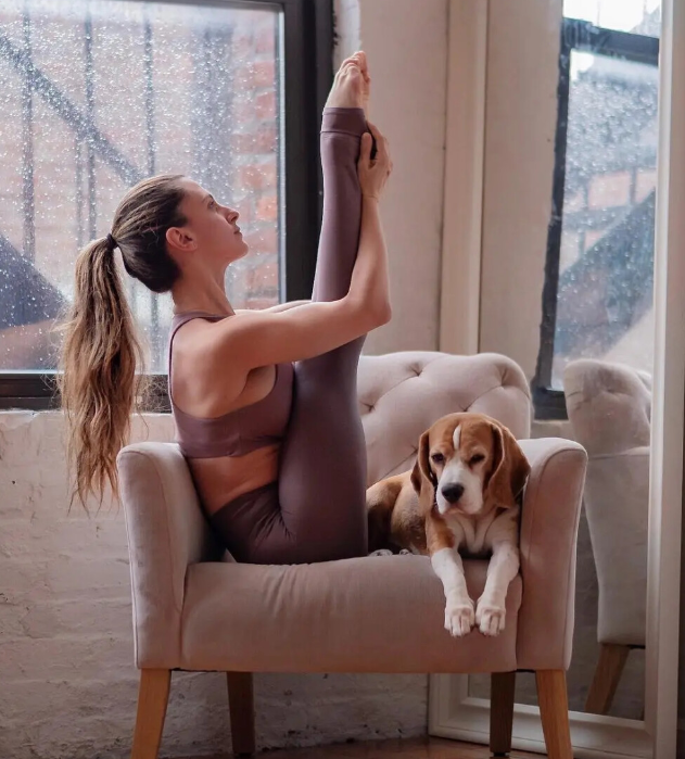 |想要红润好气色？坚持练习这5式瑜伽，提升肤质，素颜也能很自信