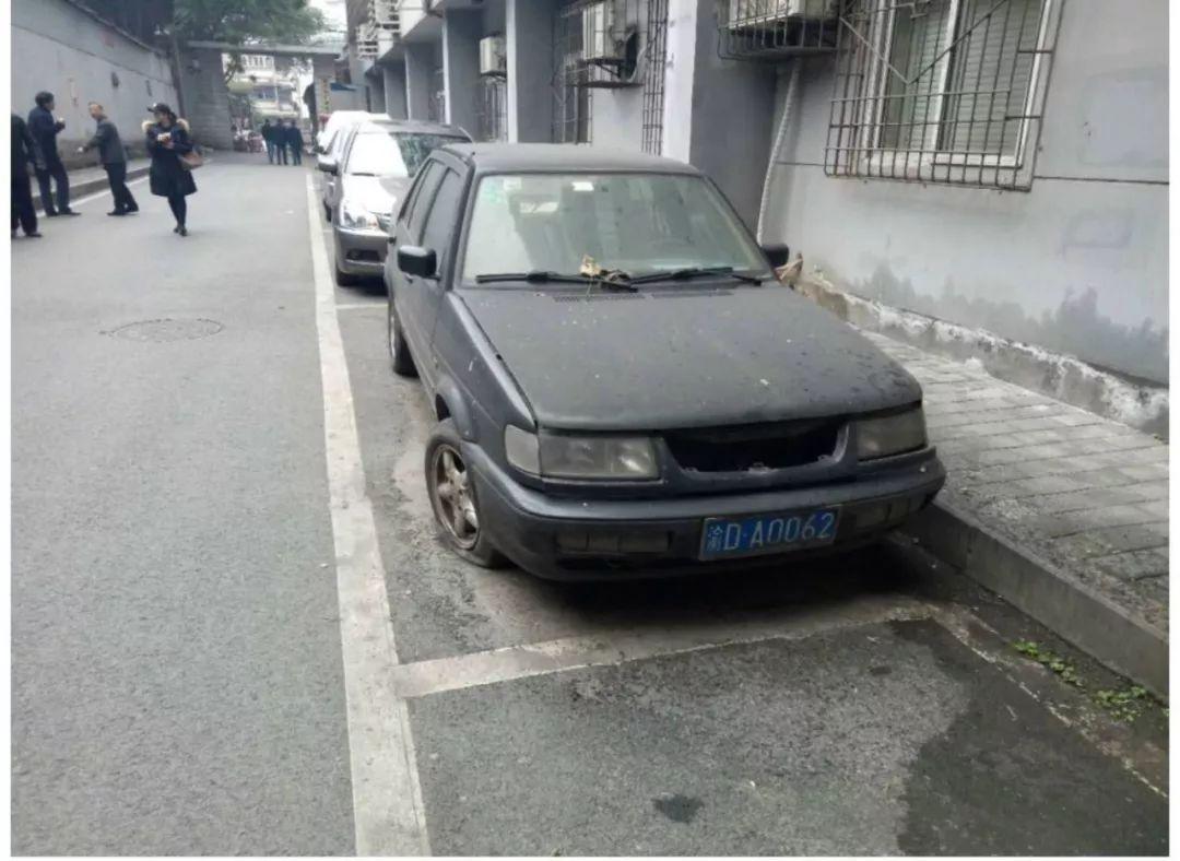 午后说车 “僵尸车”越来越多，为啥车主宁愿把车扔在路边，也不愿去报废？