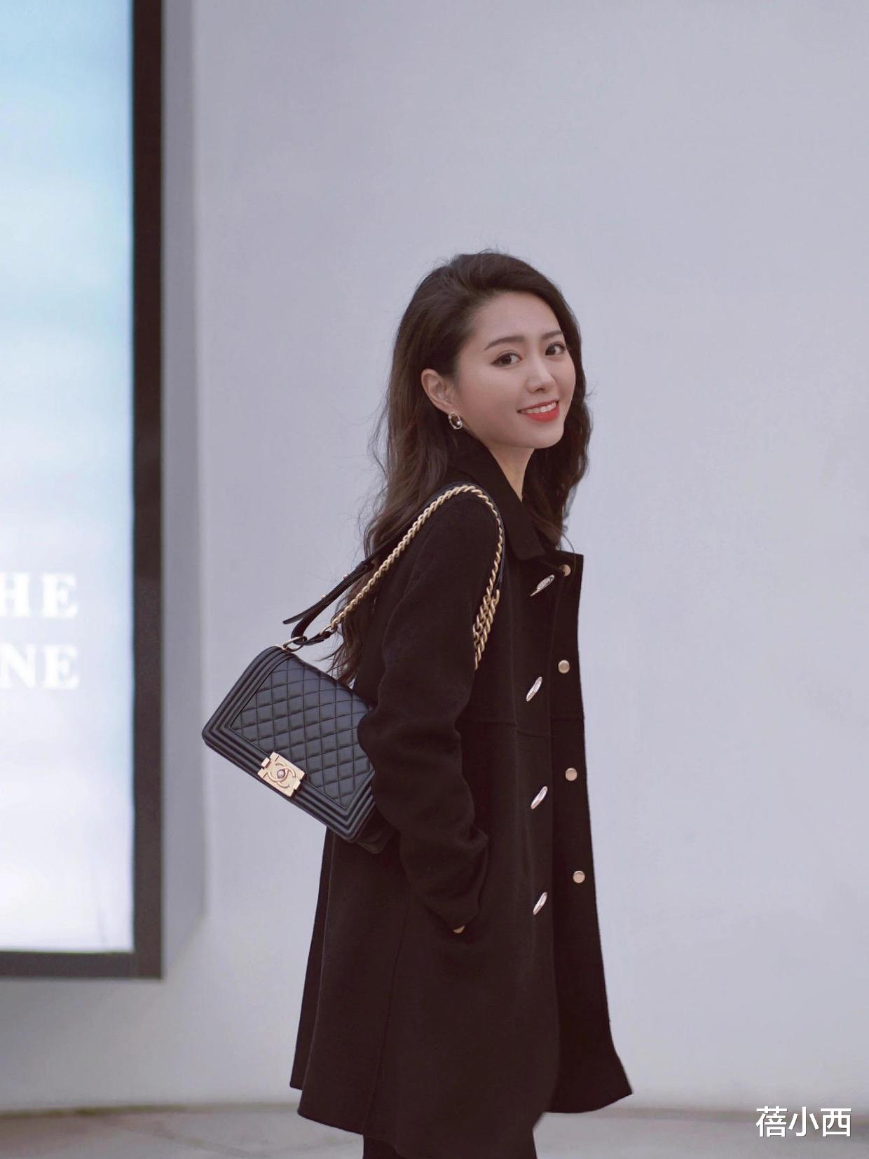 蓓小西 冬季穿这5个“神仙色大衣”真香，搭配牛仔裤、半身裙高级显气质