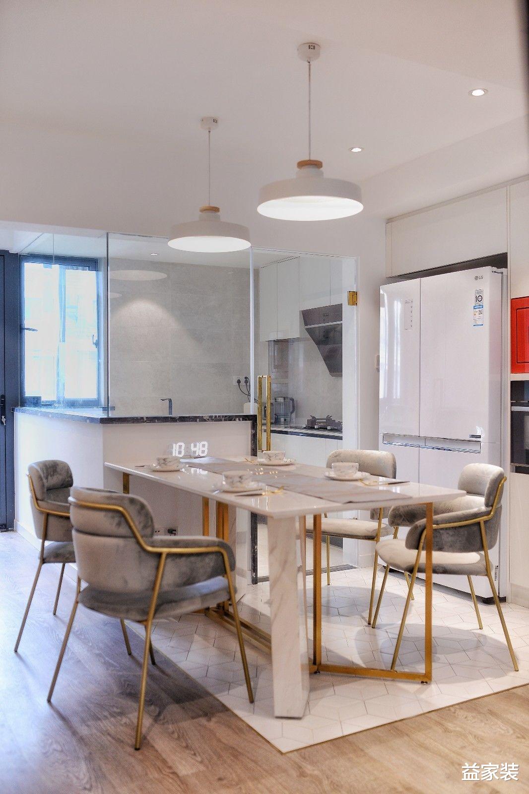 他们为了省钱选择不买新房,将老房改成自己想要的样子,效果超赞