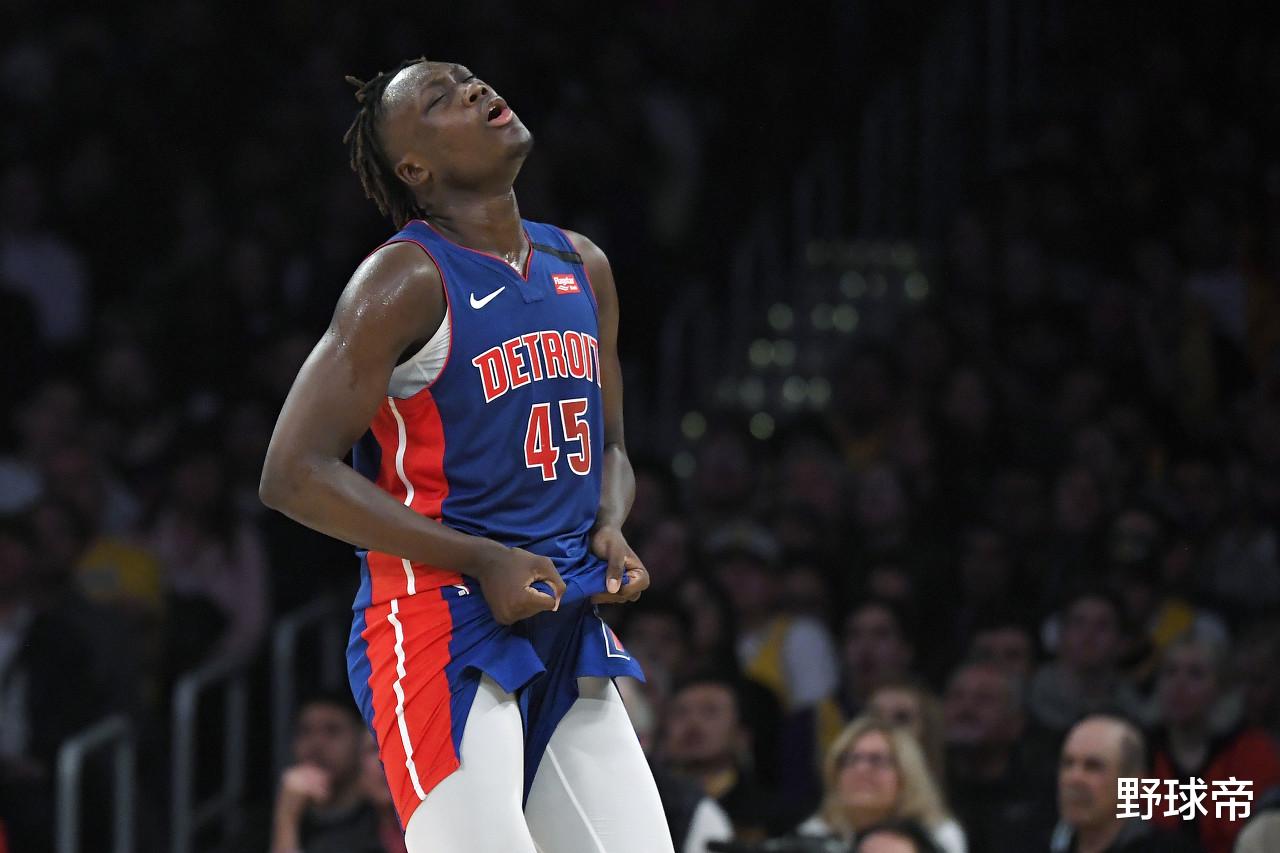 火箭队 18岁被选，模板字母哥！如今20岁就要被交易？2点看，火箭该抢他