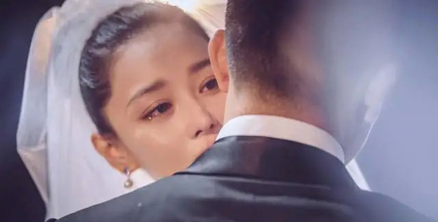 张馨予|“靠嫁人让自己翻身”，小张馨予一岁的老公何捷，到底什么来头？