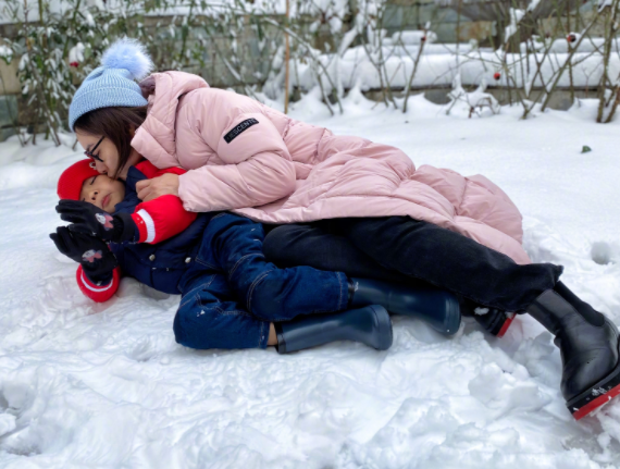 贾玲|贾玲大雪中嗨玩好兴奋！穿一件衣服不怕冷，对镜头嘟嘴亲吻好可爱