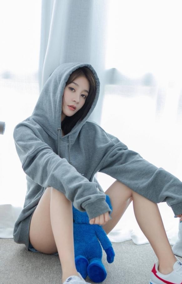 唐莞|唐莞手指骨折仍带娃，女儿五官混血感十足，还继承曹云金相声天赋