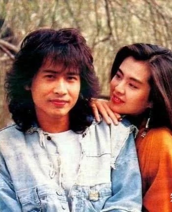 齐秦|齐秦现身小县城跑商演，身形发福油光满面，被观众认成刘德华