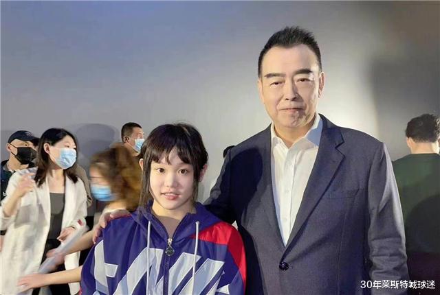 周冬雨|张家齐被陈凯歌搂肩合影！小张接长发追星：我特别喜欢千玺哥哥