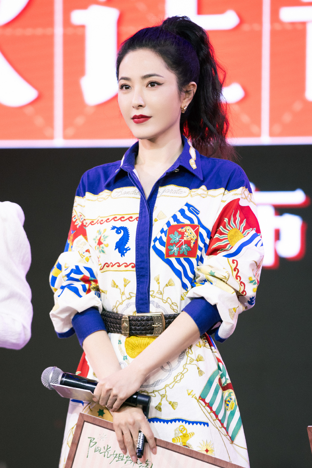 连衣裙|原来曾黎至今还未婚，难怪保养得那么好，身穿印花连衣裙高级减龄