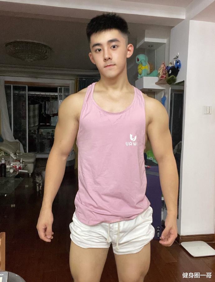 健身圈一哥 反差萌肌肉大男孩,一张正太漫画脸,却有这么壮硕的好身材!