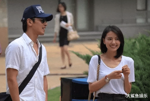 高圆圆|高圆圆夫妇打卡成都被偶遇，赵又廷一路挽妻变小男人