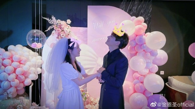 张檬|恭喜！金恩圣单膝跪地成功求婚女友，张檬甜蜜回应：我愿意