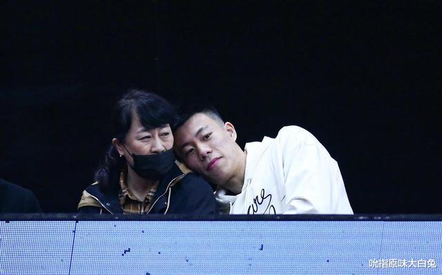 唐菀|张镇麟的妈妈王芳，不雅之举上了热搜，胡明轩的漂亮妈妈太温柔了