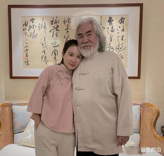 最炫前沿 67岁张纪中娇妻真好看,身穿黄袍古典有韵味,气质胜过女明星