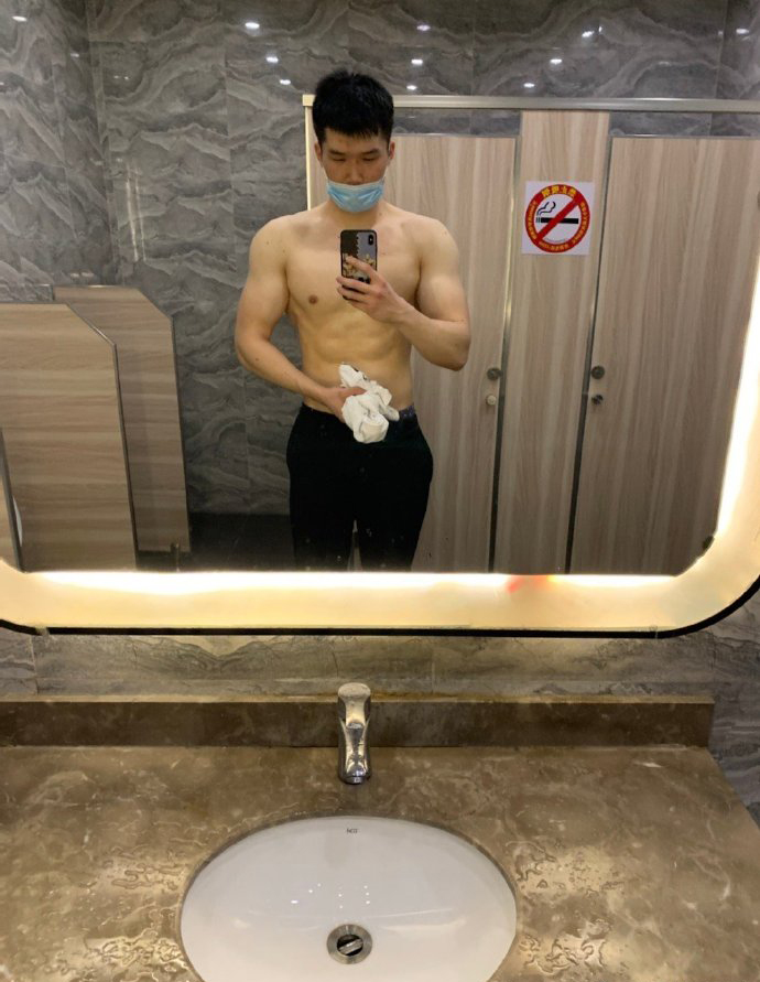 健身圈一哥 八块腹肌堪比搓衣板，没什么能比大重量做侧平举更令人兴奋！