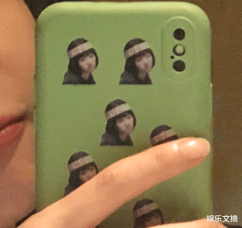 谭松韵|31岁谭松韵晒素颜自拍照，皮肤白皙嫩如少女，手机壳却意外抢镜