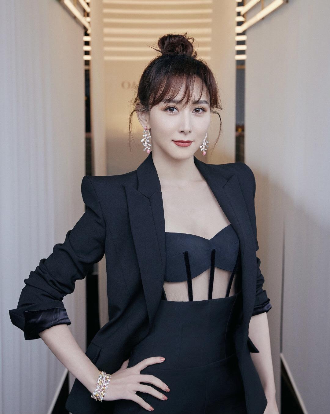 稻盛和夫|左小青虽是“阿姨”的年纪，一身白色西服干练利落，状态不输少女