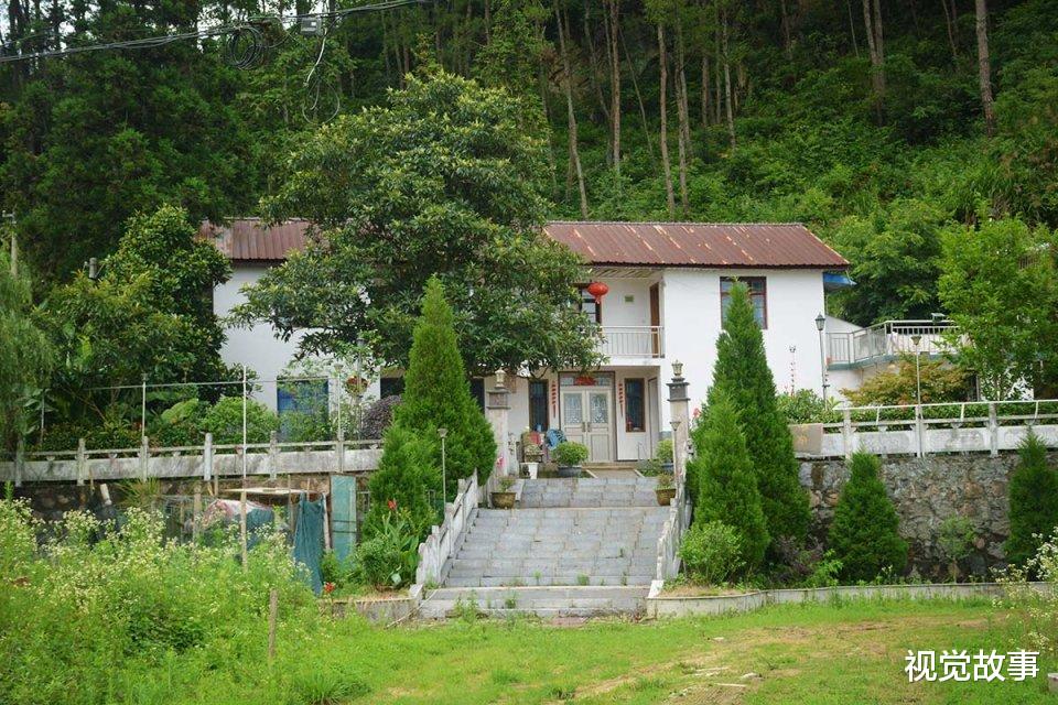 不想回家|农村人住山中瓦房，屋前装饰豪华典雅，村民称不想回家