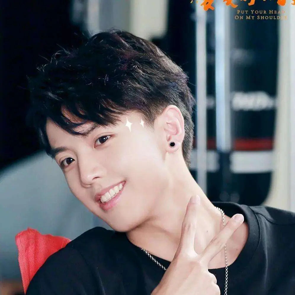 魏晨|秘密恋爱15年终于结婚，妻子身份曝光后，6亿网友恭喜：神仙爱情也太甜了吧！