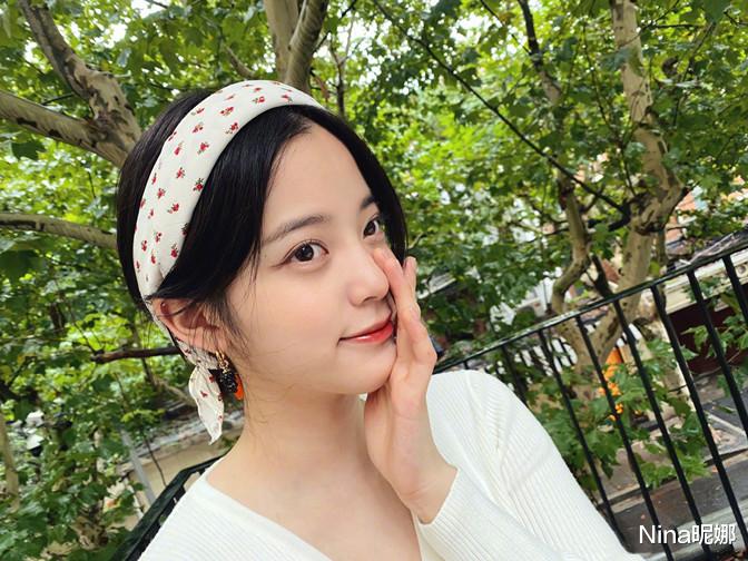 欧阳娜娜|欧阳娜娜风格大变样！染黑指甲穿长裙认不出，罕见浓妆变美艳女郎