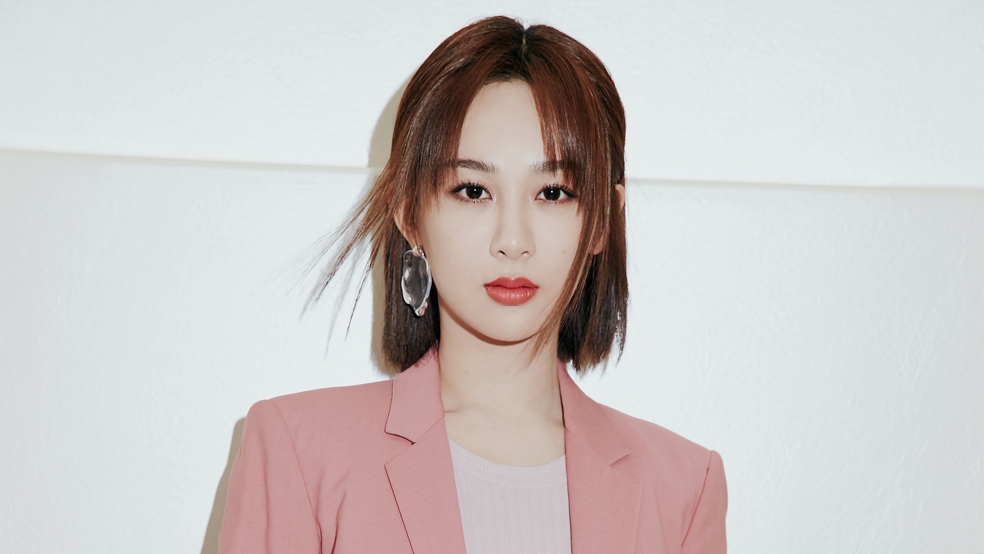 杨紫|劈叉女星被防爆？热门小花团队厉害？杨紫井柏然剧里剧外两个星球