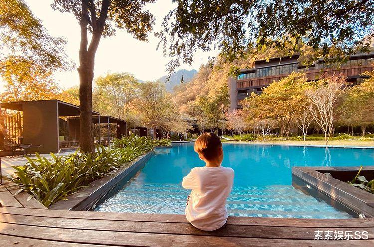 周杰伦|周杰伦晒国外豪宅内景，和儿子坐着看风景，昆凌拍摄儿子的背影照