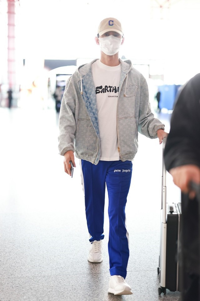 时尚潮流生活 王凯还是小年轻，穿牛仔夹克下搭运动风裤子，少年感都出来了！