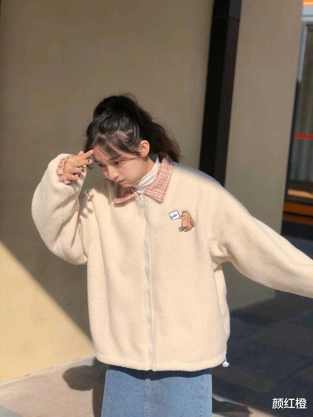 颜红橙 小个子女生秋冬怎么穿？试试这些俏皮可爱的穿搭，保暖又减龄