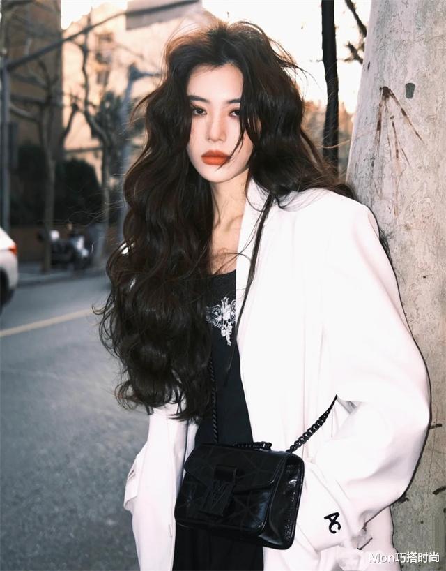 烫发 40岁女人烫发误区：羊毛卷显发量，发色越艳越显年轻！快看你是吗
