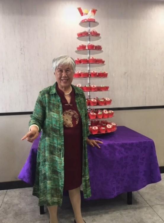 我独坐小窗一盏清茶 郑爽外婆庆生照曝光,现场简陋笑容满面,郑爽要“涅槃重生”了?