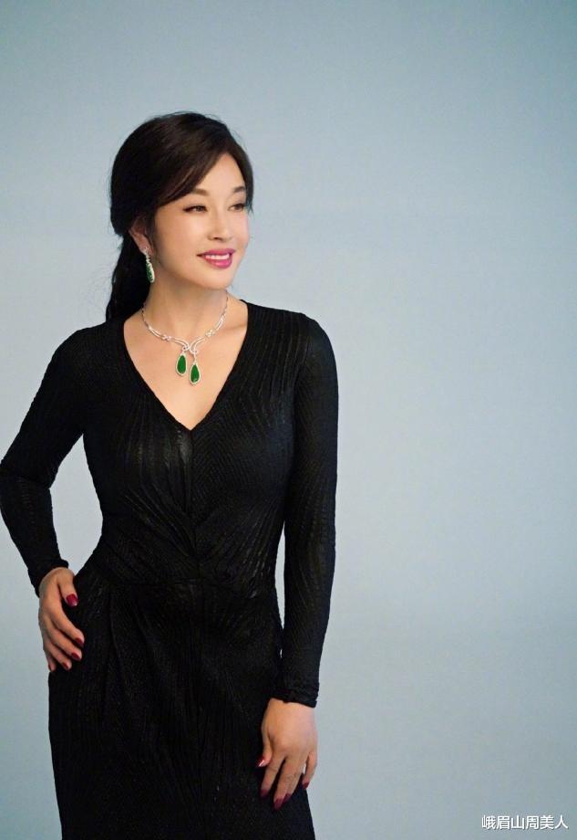 峨眉山周美人|69岁刘晓庆真是不服老，穿衬衫不忘塞裤腰来扮年轻，妆浓得太刻意