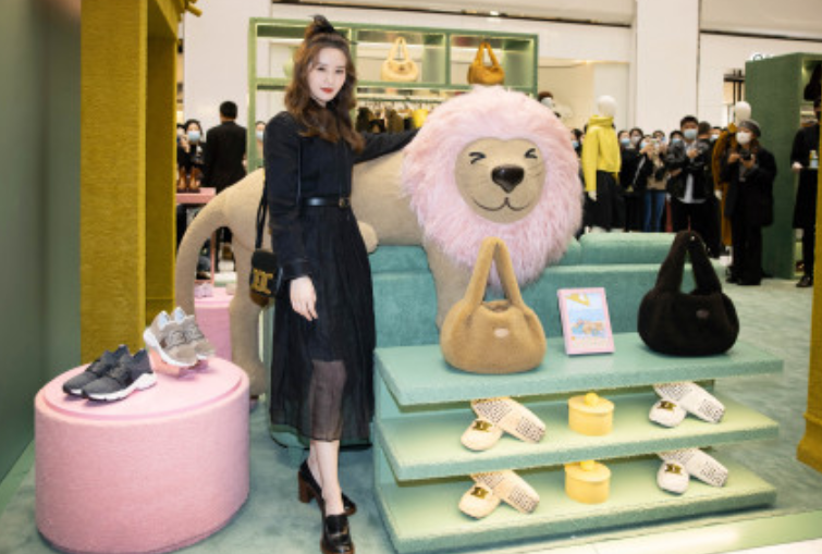 刘诗诗|刘诗诗活动生图曝光，卷发高马尾俏皮可爱，诗与狮的异曲同工之妙