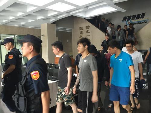 山东8名男子手持武器,强闯民宅见人就砍,却被对方二人强行反杀