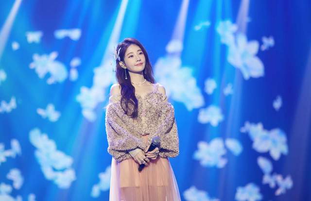 冯提莫|冯提莫白天鹅造型太美了!直角肩加天鹅颈,仪态分直接拉满