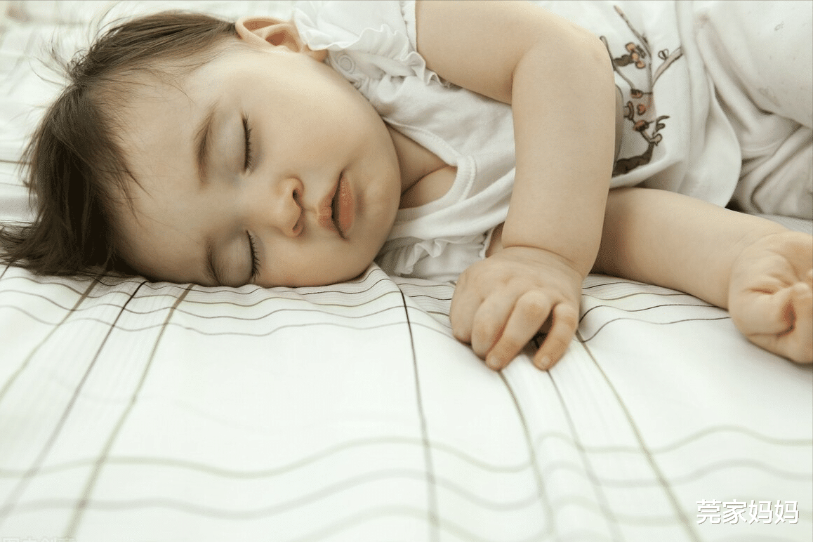 莞家妈妈|宝宝睡觉时，爸妈3件事最好不要做，7个方法助你培养孩子好睡眠