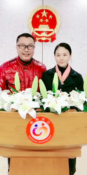 尹相杰|歌手尹相杰官宣结婚！妻子气质出众赛明星，与51岁老公似两代人