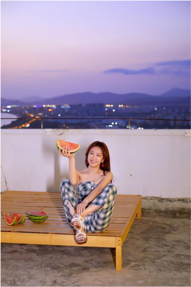 秦岚|42岁秦岚美回巅峰！穿抹胸连体裤大秀纤细身材，笑容甜美胜似初恋