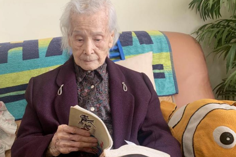 兜妈爱叨叨|95岁爸爸给70岁儿子庆生,夹肉附带“摸脸杀”,画面温馨惹人羡慕