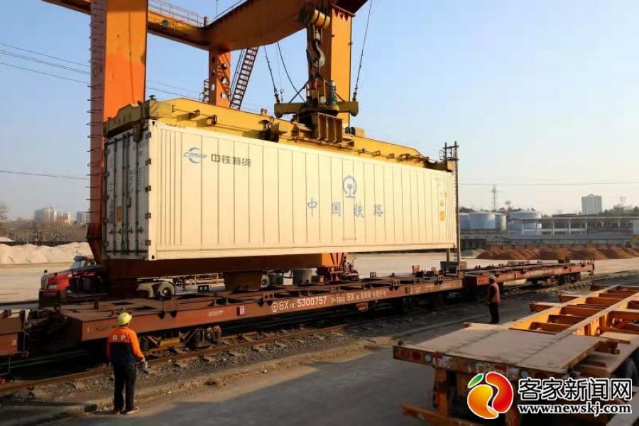 客家新闻网 赣州橙汁“坐”火车去北京