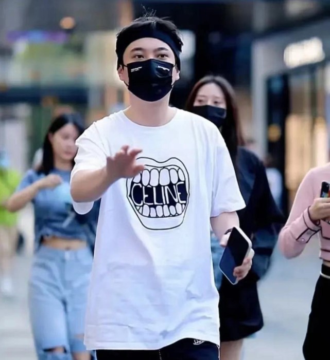 王思聪|王思聪现身餐厅，同行仨妹子统一穿女高中生制服，这是办校园主题派对？