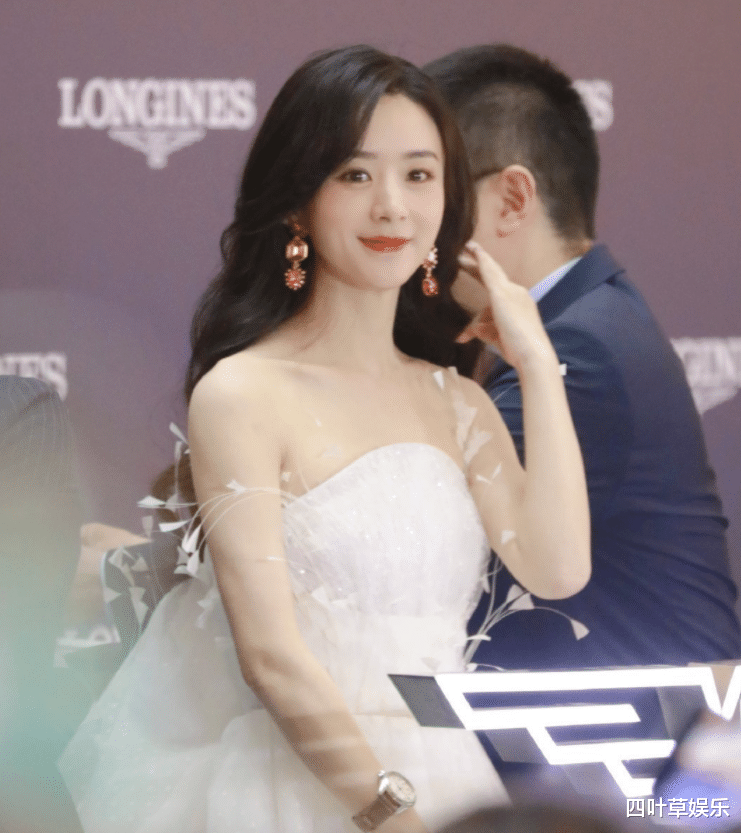 赵丽颖|赵丽颖身穿羽毛抹胸裙，耳钉掉在锁骨上，看到她的处理方式爱了